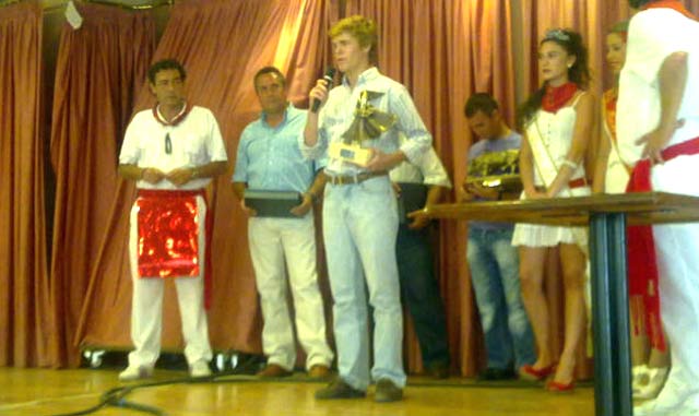 Acto de entrega del trofeo al novillero sevillano Borja Jiménez.