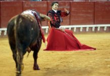 Morante lo borda en El Puerto Morante comienza la faena sentado en una silla en el tercio. (FOTO: Decoramaquia)