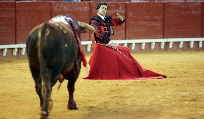 Morante comienza la faena sentado en una silla en el tercio. (FOTO: Decoramaquia)