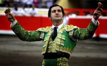 Morante con las dos orejas tras su memorable faena en Bilbao. (FOTO: mundotoro.com)