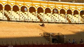 Los sufridos tendidos de sol de la Maestranza. (FOTO: Javier Martínez)