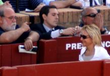 Luis Vázquez puntualiza que los veterinarios de Teja no presionaron a Carmen Tovar La delegada de la Junta, Carmen Tovar, pasa por delante del veterano veterimario Luis Vázquez, fumando un puro. (FOTO: Javier Martínez)
