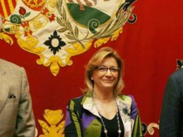 La polémica delegada Carmen Tovar, flanqueada por los empresarios Eduardo Canorea y Ramón Valencia.