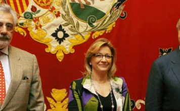 La polémica delegada Carmen Tovar, flanqueada por los empresarios Eduardo Canorea y Ramón Valencia.