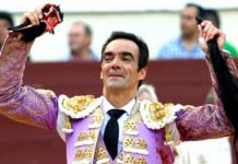 El Cid indulta un toro El Cid, con los trofeos simbólicos del cuarto toro, al que ha indultado. (FOTO; Guillermo Lorente/mundotoro.com)