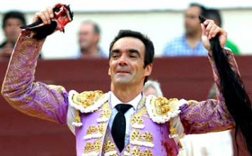 El Cid, con los trofeos simbólicos del cuarto toro, al que ha indultado. (FOTO; Guillermo Lorente/mundotoro.com)