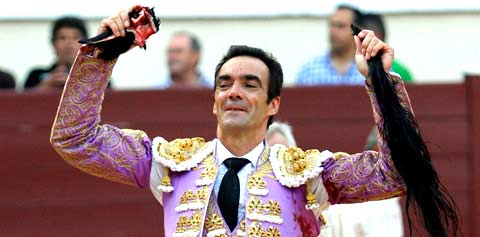 El Cid, con los trofeos simbólicos del cuarto toro, al que ha indultado. (FOTO; Guillermo Lorente/mundotoro.com)