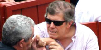 El jefe del Servicio de Espectáculos de la Delegación de Sevilla, José Antonio Delgado -con gafas de sol-, junto al director general de Espectáculos, Luis Partida. (FOTO: Javier Martínez)
