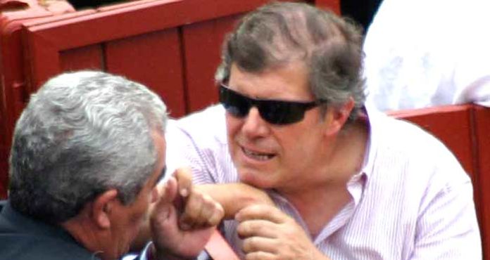 El jefe del Servicio de Espectáculos de la Delegación de Sevilla, José Antonio Delgado -con gafas de sol-, junto al director general de Espectáculos, Luis Partida. (FOTO: Javier Martínez)