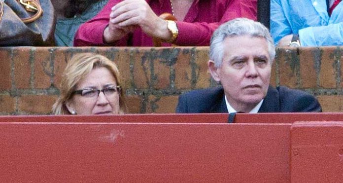 La polémica delegada de la Junta de Andalucía, Carmen Tovar, origen de todo el problema, junto al consejero de Gobernación de la Junta, Francisco Menacho, ocupando plaza en el callejón de la Maestranza. (FOTO: Sevilla Taurina)