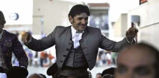 Diego Ventura a hombros hoy en Almodóvar del Campo. (FOTO: Carlos Núñez)