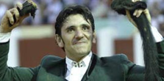 Diego Ventura, con el rabo ganado hoy en Valladolid. (FOTO: mundotoro.com)