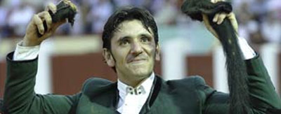 Diego Ventura, con el rabo ganado hoy en Valladolid. (FOTO: mundotoro.com)