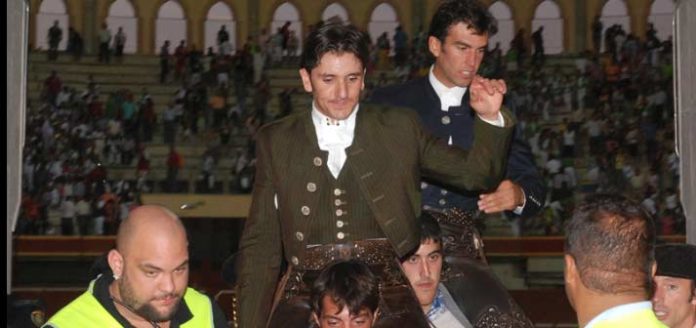 Diego Ventura en su salida a hombros esta tarde en Aranda de Duero. (FOTO: mundotoro.com)