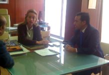 «La JUNTA de ANDALUCÍA no puede ser cómplice de un veto a periodistas» La que fue directora general de Especatáculos de la Junta, Macarena Bazán, analizando de forma transparente con Francisco Mateos (a la derecha) los problemas que sufría SEVILLA TAURINA por las polémicas actuaciones de la delegada Carmen Tovar; eran otros tiempos.