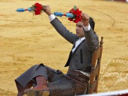 Morante cita al toro con banderillas cortas para quebrar desde una silla. (FOTO: López-Matito)