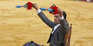 Morante cita al toro con banderillas cortas para quebrar desde una silla. (FOTO: López-Matito)