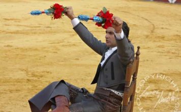 Morante cita al toro con banderillas cortas para quebrar desde una silla. (FOTO: López-Matito)