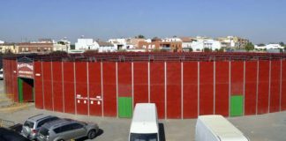 La plaza portátil ya ha quedado instalada en la Puebla del Río.
