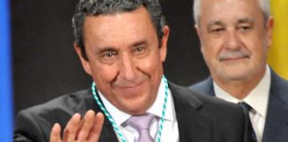 El ganadero Fernando Cuadri, con la Medalla de Andalucía.