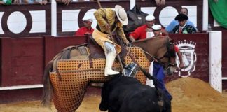 El puyazo premiado del sevillano Juan Alfonso Doblado. (FOTO: Pepe Pastor/Málaga Toro)