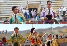Todos a hombros en Espartinas Arriba, Juan Pablo Sánchez y Bautista, a hombros; abajo, los tres novilleros de la matinal en Espartinas. (FOTO: López-Matito)