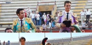 Arriba, Juan Pablo Sánchez y Bautista, a hombros; abajo, los tres novilleros de la matinal en Espartinas. (FOTO: López-Matito)