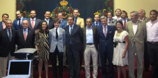 Miembros de 'Gazuza' con los premiados.