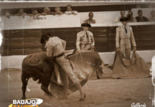 Final de temporada mágico de Morante (y II): Zafra (GALERÍA GRÁFICA) Arrebujado en la media.