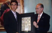 Juan Carlos Torres entrega el trofeo de la Tertulia 'Los 13' al entonces novillero Miguel Ángel Delgado. (FOTO: Javier Martínez)