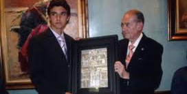Juan Carlos Torres entrega el trofeo de la Tertulia 'Los 13' al entonces novillero Miguel Ángel Delgado. (FOTO: Javier Martínez)