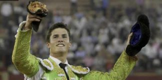 Daniel Luque, con la oreja ganada esta tarde en Zaragoza. (FOTO: mundotoro.com)