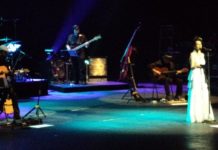 El ejemplo de Luz Luz Casal, aficionada a los toros, el sábado en el concierto en Sevilla. (FOTO: Javier Martínez)