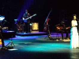 Luz Casal, aficionada a los toros, el sábado en el concierto en Sevilla. (FOTO: Javier Martínez)