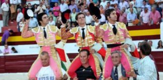 Morante, a hombros en Zafra con Juli y Perera. (FOTO: Gallardo/badajoztaurina.com)