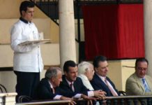 La JUNTA de ANDALUCÍA reconoce que los maestrantes tampoco pueden usar vasos de cristal Un camarero con una bandeja con vasos de cristal junto a un grupo de maestrantes. (FOTO: Sevilla Taurina)
