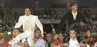 Oliva Soto, a hombros junto a Curro Díaz esta tarde en Palos. (FOTO: López-Matito)