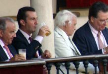 La JUNTA de ANDALUCÍA sí permite vasos de cristal en el palco de los maestrantes Maestrantes con bebidas servidas en vasos de cristal. (FOTO: Sevilla Taurina)
