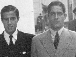 Almensilla, a la derecha, en imagen de época junto a un jovencísimo Manolo Vázquez. (FOTO: ABC de Sevilla)