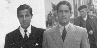 Almensilla, a la derecha, en imagen de época junto a un jovencísimo Manolo Vázquez. (FOTO: ABC de Sevilla)