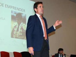 Dávila Miura, en una charla didáctica.