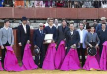 Toreros y banderilleros entregan a Pepe Padilla -padre de Juan José- una placa de apoyo y solidaridad. (FOTO: López-Matito)