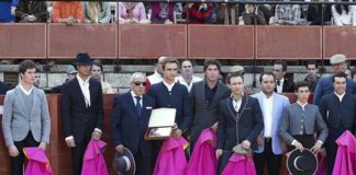 Toreros y banderilleros entregan a Pepe Padilla -padre de Juan José- una placa de apoyo y solidaridad. (FOTO: López-Matito)