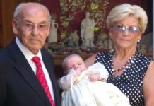 Manolo Márquez, junto a su señora, el pasado 27 de agosto, en el bautizo de su nieto Guillermo.