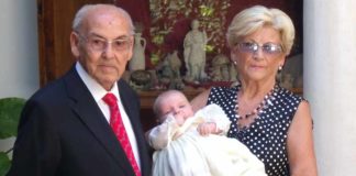 Manolo Márquez, junto a su señora, el pasado 27 de agosto, en el bautizo de su nieto Guillermo.