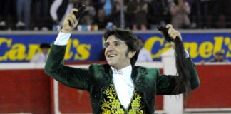 Diego Ventura. con el rabo ganado hoy. (FOTO: Rodrigo Ascensio)