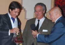 Barrera, premiado por los abonados malagueños Antonio Barrera recoge su trofeo en Málaga. (FOTO: aplausos.es)