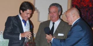 Antonio Barrera recoge su trofeo en Málaga. (FOTO: aplausos.es)