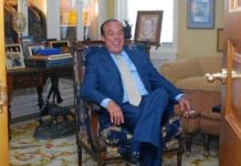 «Cualquier persona sensible sabe que el toreo es arte» Curro Romero, en la sala de su casa sevillana donde guarda sus recuerdos taurinos. (FOTO: Cipriano Pastrano/La Razón)