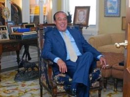 «Cualquier persona sensible sabe que el toreo es arte» Curro Romero, en la sala de su casa sevillana donde guarda sus recuerdos taurinos. (FOTO: Cipriano Pastrano/La Razón)